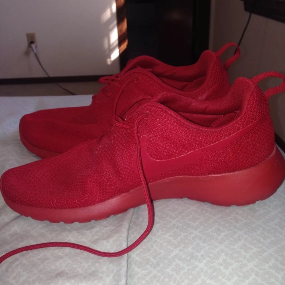 SOLD nike roshes